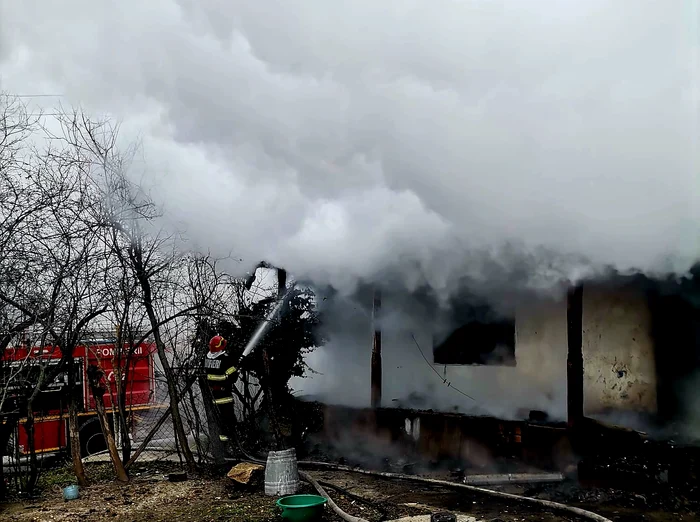 Un incendiu i-a lăsat fără casă. FOTO ISU Giurgiu