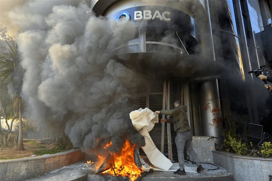 Libanezii au spart vitrinele băncilor și au incendiat cauciucuri. Oamenii vor să-și retragă banii blocați pe fondul crizei economice
