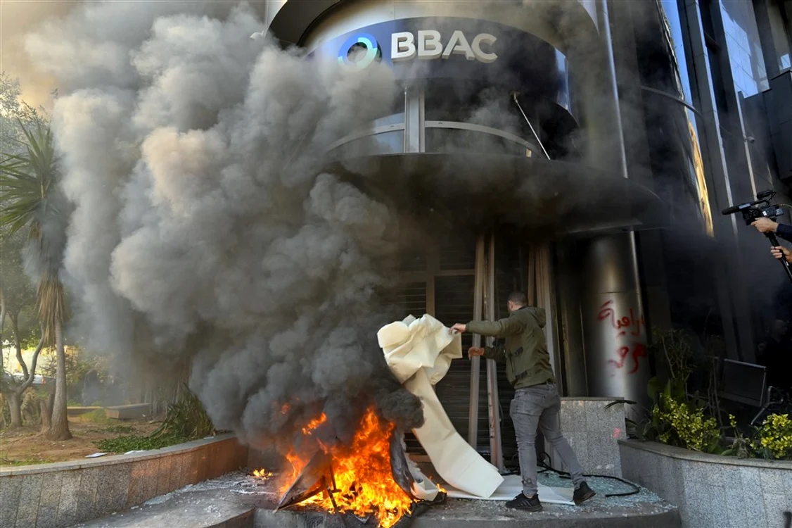 Protest la băncile din Liban FOTO: EPA-EFE