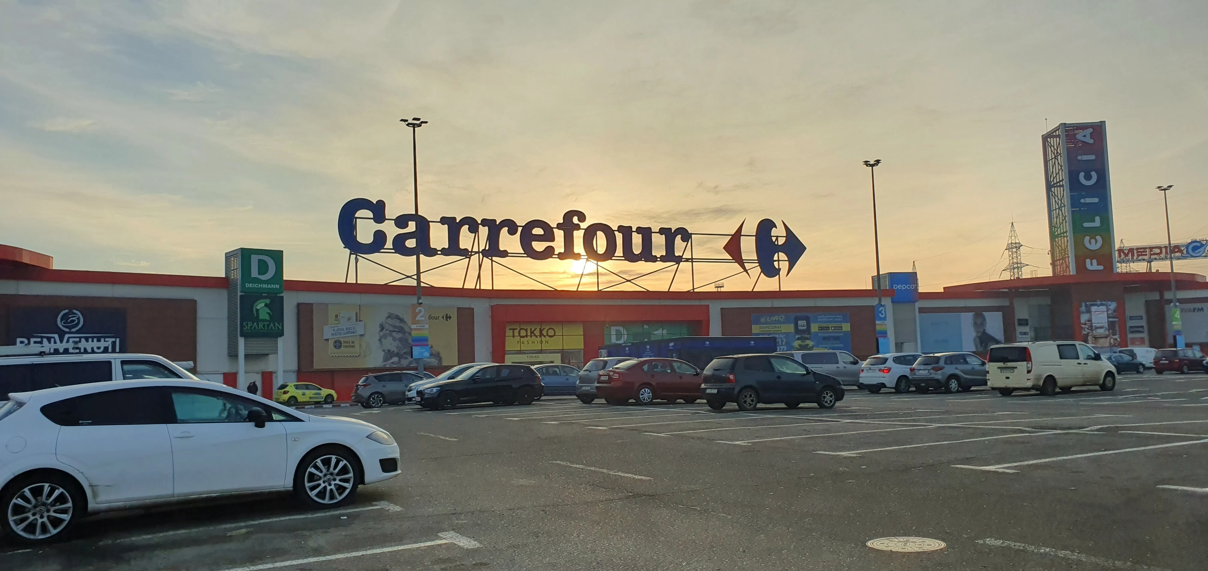 Frații Pavăl ar fi cumpărat magazinele Carrefour
