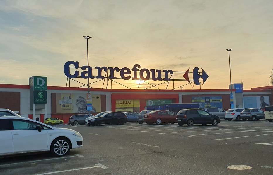 Gigantul Carrefour îşi vânde operaţiunile din România fraților Pavăl, proprietarii Dedeman. Tranzacție de 823 milioane de euro