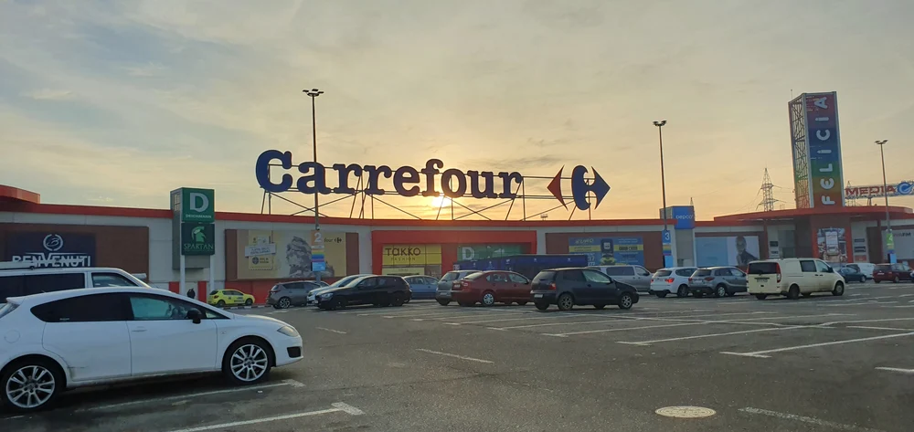 Gigantul Carrefour îşi vânde operaţiunile din România fraților Pavăl, proprietarii Dedeman. Tranzacție de 823 milioane de euro