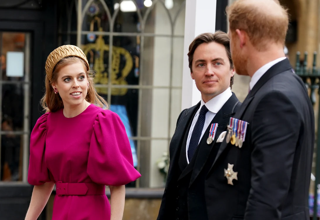 Prințesa Beatrice, Edoardo Mapelli Mozzi și Prințul Harry la încoronarea lui Charles, Getty
