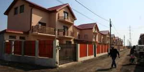 Oamenii fac credite la bănci pentru a-şi construi case 