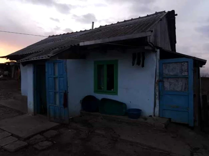 Așa arată casa în care locuiesc Ancuţa şi Denisa, din satul Cucorăni, comuna Mihai Eminescu, judeţul Botoşani