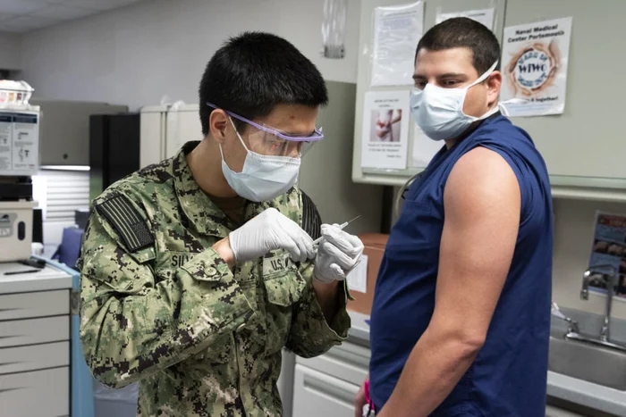 CNCAV: Vaccinarea rămâne cea mai bună măsură de protecţie împotriva COVID-19 FOTO EPA-EFE