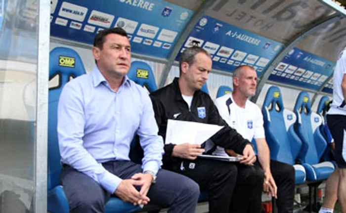 
    În criză de rezultate, antrenorul român a sărit la gâtul şefilor săi  