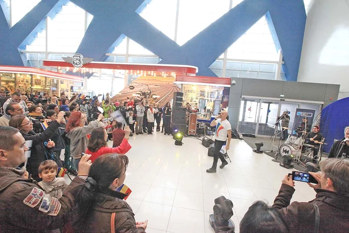 Călin Goia şi Trupa Voltaj au dat concert în mijlocul pasagerilor