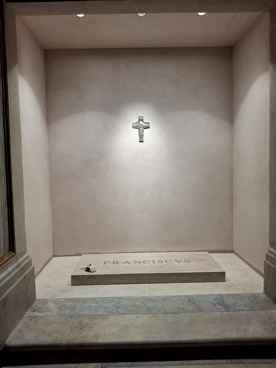 Așa arată mormântul Suveranului Pontif 