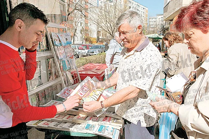 Gabriela Muntean (40 de ani)  a fost ajutată de fetiţa ei de 3 ani  să dezlipească lozul Click!mania (Fotografii: Dorin Constanda, Florin Şuler)