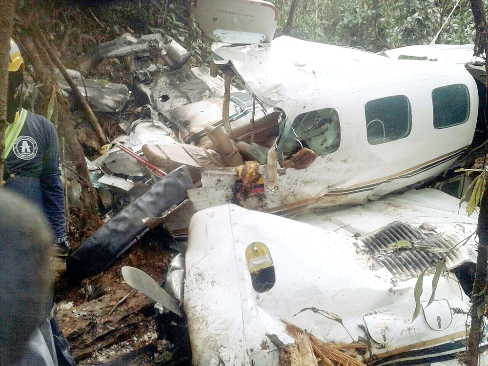 
    Avionul s-a făcut praf la impact  