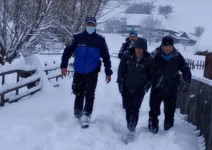 Un jandarm braşovean a salvat un bărbat care a vrut să se arunce în prăpastie. FOTO: IJJ Braşov