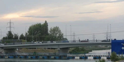 Vechiul pod de pontoane va fi dezafectat, orădenii putând circula în siguranță pe noul Pod Sovata 