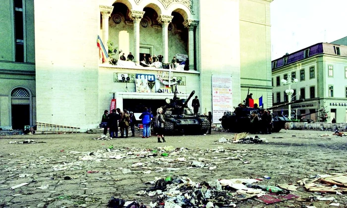 Calendar 19 decembrie: 1989   În timp ce Nicolae Ceaușescu se afla la Teheran, muncitorii de la uzinele timișorene au refuzat să mai lucreze și au organizat mitinguri și greve jpeg