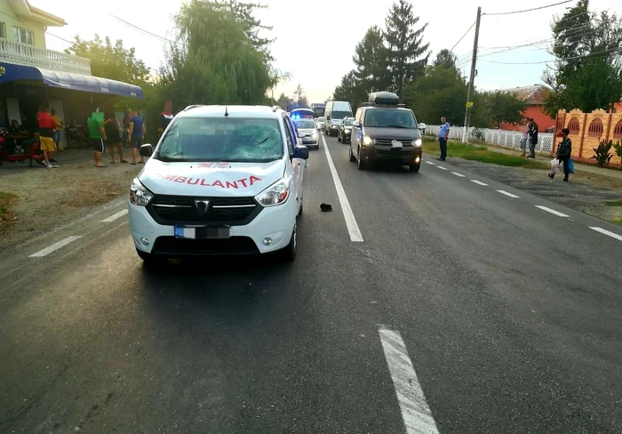 Pietonul a fost lovit de o ambulanţă privată FOTO IPJ Ialomiţa