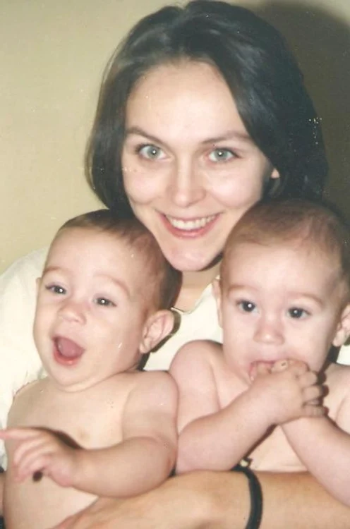 Adela Pârvu și gemenii ei, în anul 2000