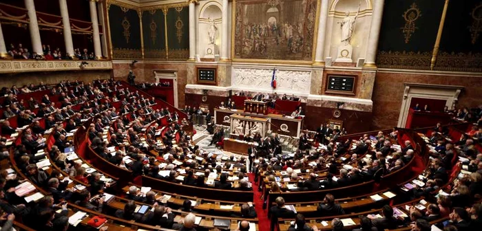 Parlamentarii au adoptat cu majoritate articolul pentru legalizarea căsătoriilor între persoanele de acelaşi sex. FOTO: Reuters