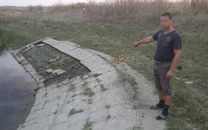 Unul din multele canale de irigaţii distruse de hoţi  la Galaţi FOTO Arhivă Adevărul