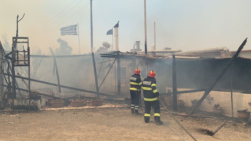 Luptă contracronometru cu flăcările a pompierilor români în Rodos. Incendiile s-au extins la clădiri FOTO/VIDEO