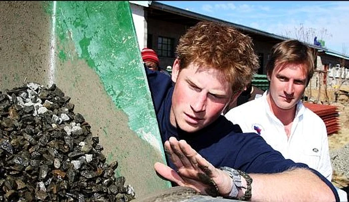 Cei doi au ajutat împreună la reconstruirea unei școli