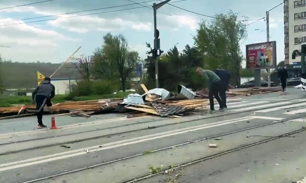 Furtună violentă în Moldova. Acoperișuri smulse de vânt la Iași, circulație întreruptă în Botoșani