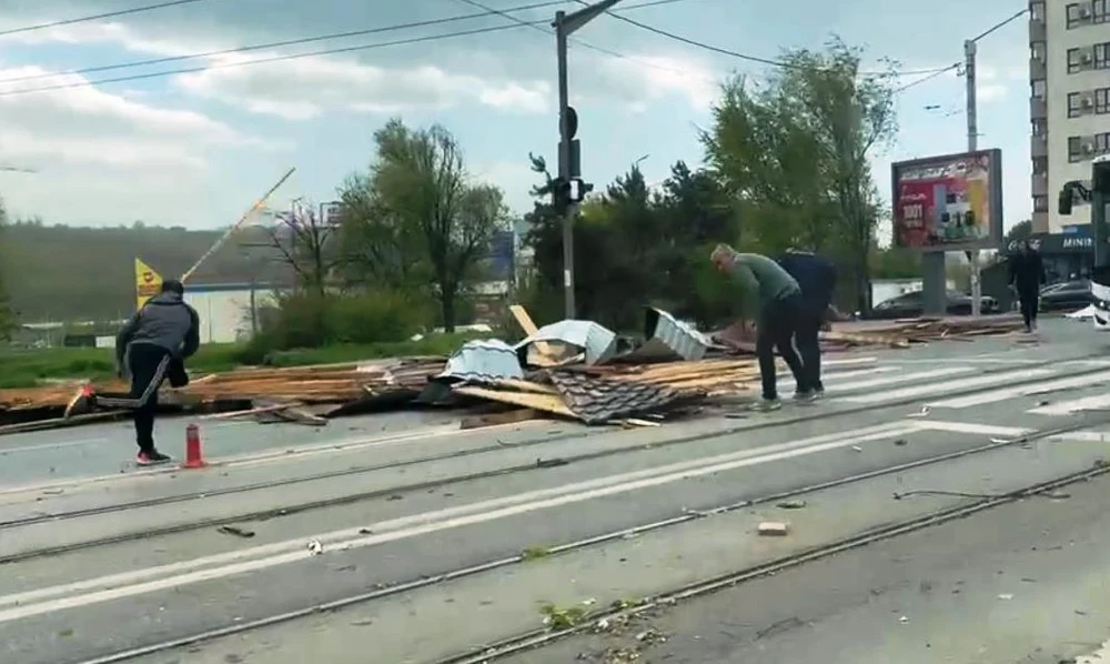 Furtună violentă la Iași. Acoperișuri smulse, iar șoferii abia pot să înainteze din cauza prafului adus de vânt