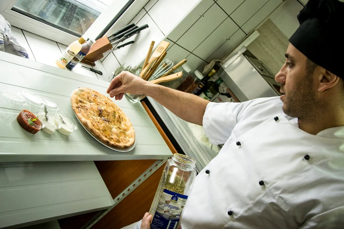 Lucian Stoian ţine ca unele dintre ingrediente să fie aduse tocmai din patra mamă a pizzei FOTO: Arhivă personală