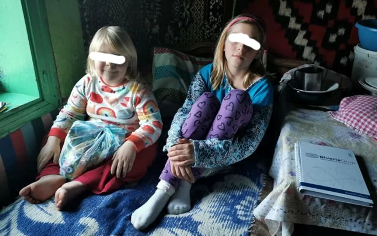 
    Două surori, de 5 şi 11 ani, din judeţul Botoşani, trăiesc de când s-au născut la lumina lumânării. Ancuţa şi Denisa locuiesc într-o baracă cu o singură cameră, fără curent electricFOTO: adevarul.ro  