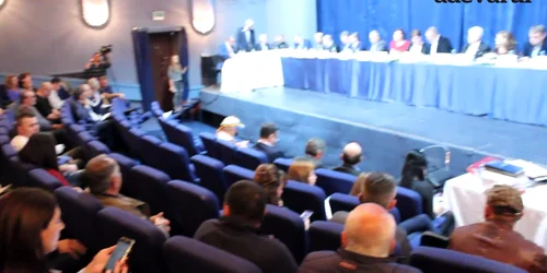Şedinţa Consiliului Local Târgu Jiu, pe scena teatrului 