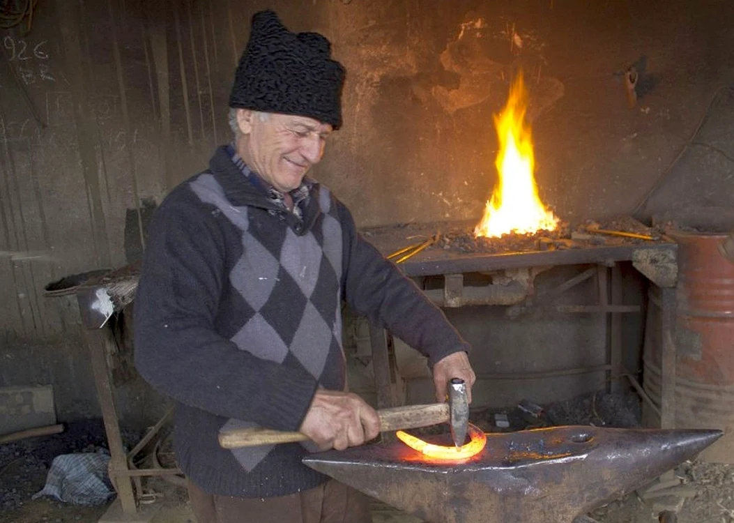 Fierarul Costică Neacşu din Independenţa FOTO C Crângan
