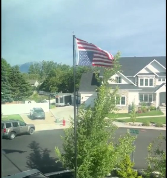 Steagul american arborat invers, simbol al protestului republicanilor față de verdictul în procesul penal împotriva lui Trump