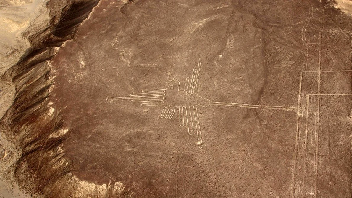 Un desen reprezentând o pisică uriașă descoperit printre „Liniile Nazca” din Peru jpeg