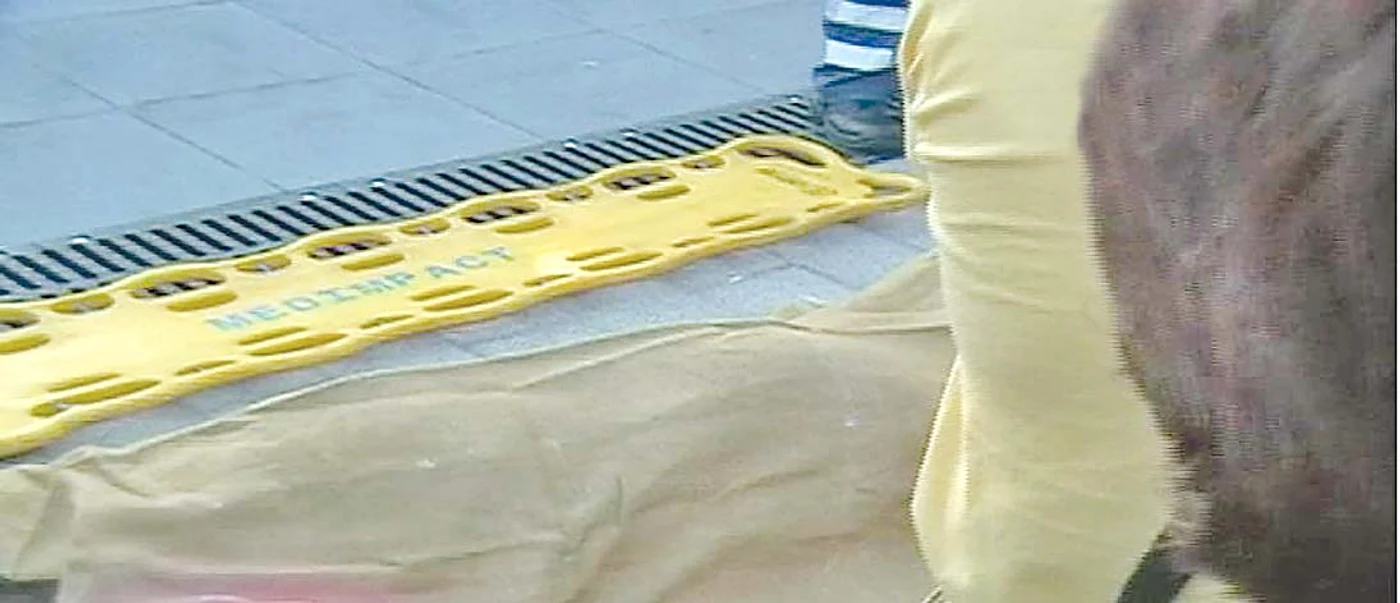 Asistenta a urmărit cum medicii SMURD l-au readus la viaţă pe bărbat, după ce ea îl acoperise cu o pătură şi-l declarase mort