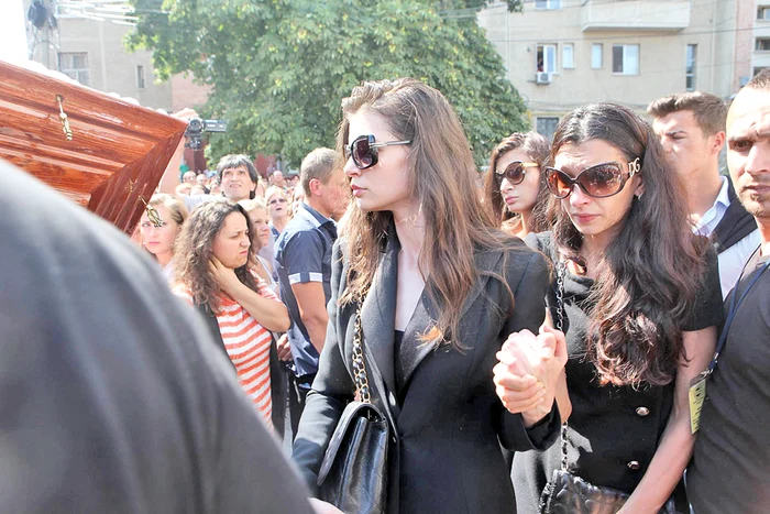 
    Moni, Ramona şi Alina şi-au  pierdut mama în vara anului trecut  