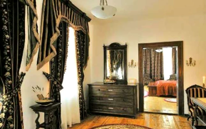 „Camera doamnei“ – spaţiu generos şi liniştit, decorat elegant