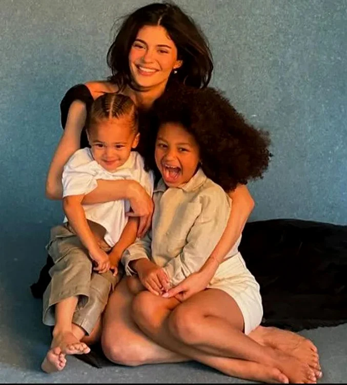 Kylie Jenner are doi copii, Aire şi Stormi