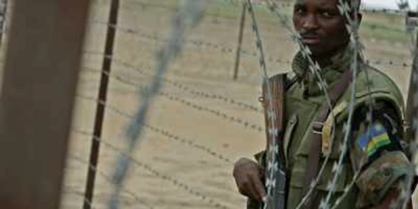 Militarii africani au împrejmuit zona