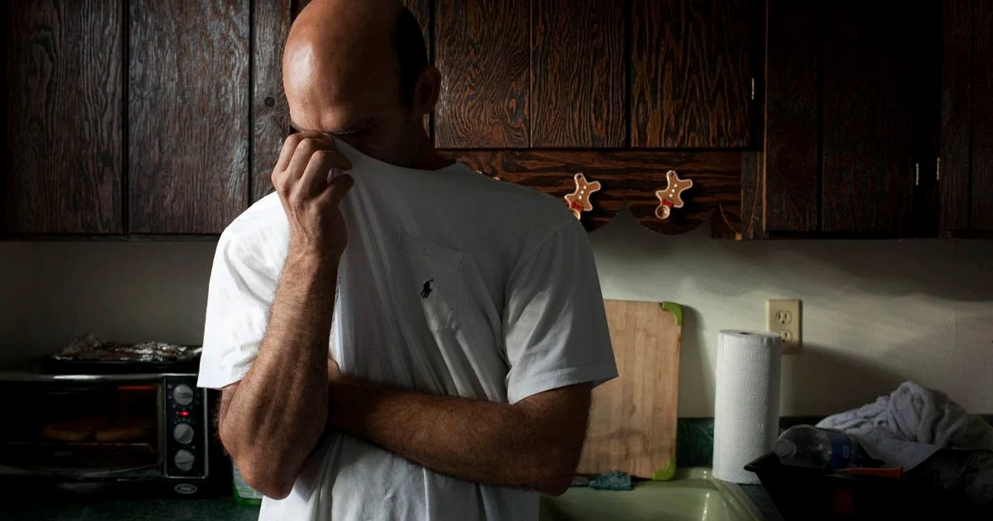 Bărbatul e acuzat că îşi ademenea victimele într-un apartament şi întreţinea raporturi sexuale cu ele.