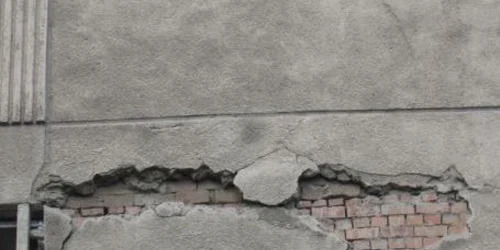 Tencuiala desprinsa de pe unele blocuri din cartierul Ostroveni a avariat mai multe masini parcate