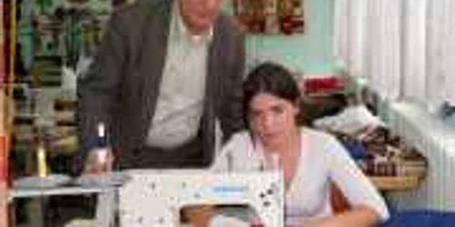 Dana Boerean, o elevă, în clasa a X-a, confecţionează un drapel cu ajutorul şefului de atelier, Petre Floare 