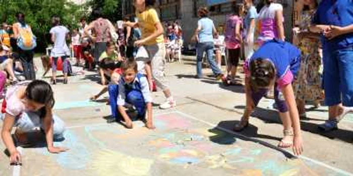 Concursul de desene pe asfalt a fost organizat de RFV Distriterm. Foto: RFV Distriterm