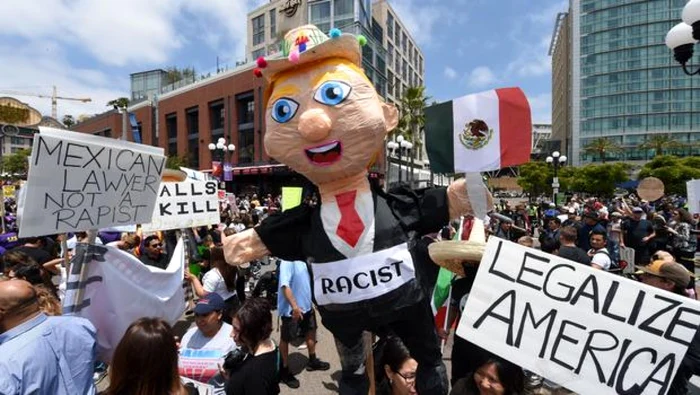 Protestatari anti-Trump în San Diego FOTO AFP/Getty Images