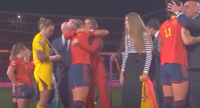 Luis Rubiales a sărutat-o forțat pe gură pe Jenny Hermoso, după finala Mondialelor. Foto X
