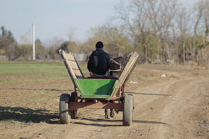 Bătrânii s-au obişnuit cu drumurile neasfaltate