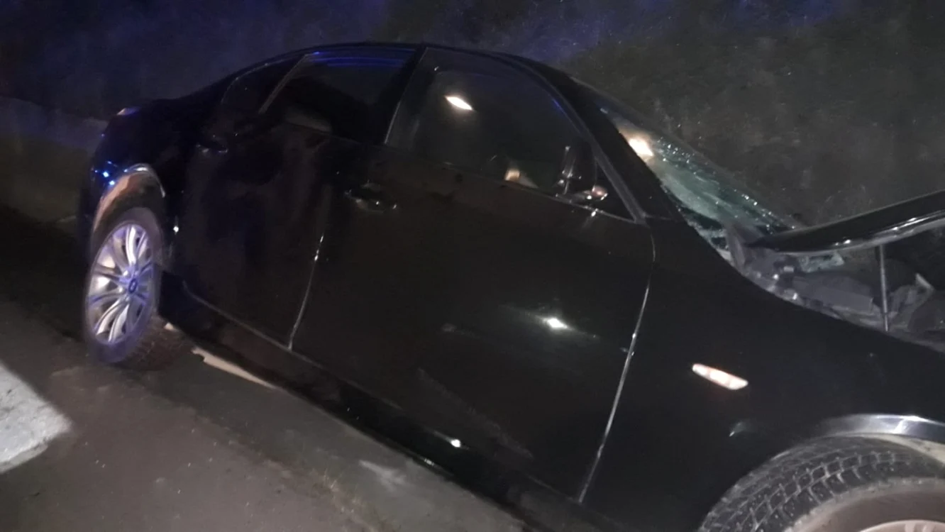 Accident teribil pe DN7, unde un BMW s-a intrat într-un cap de pod după ce şoferul a adormit la volan. Patru tineri au ajuns la spital