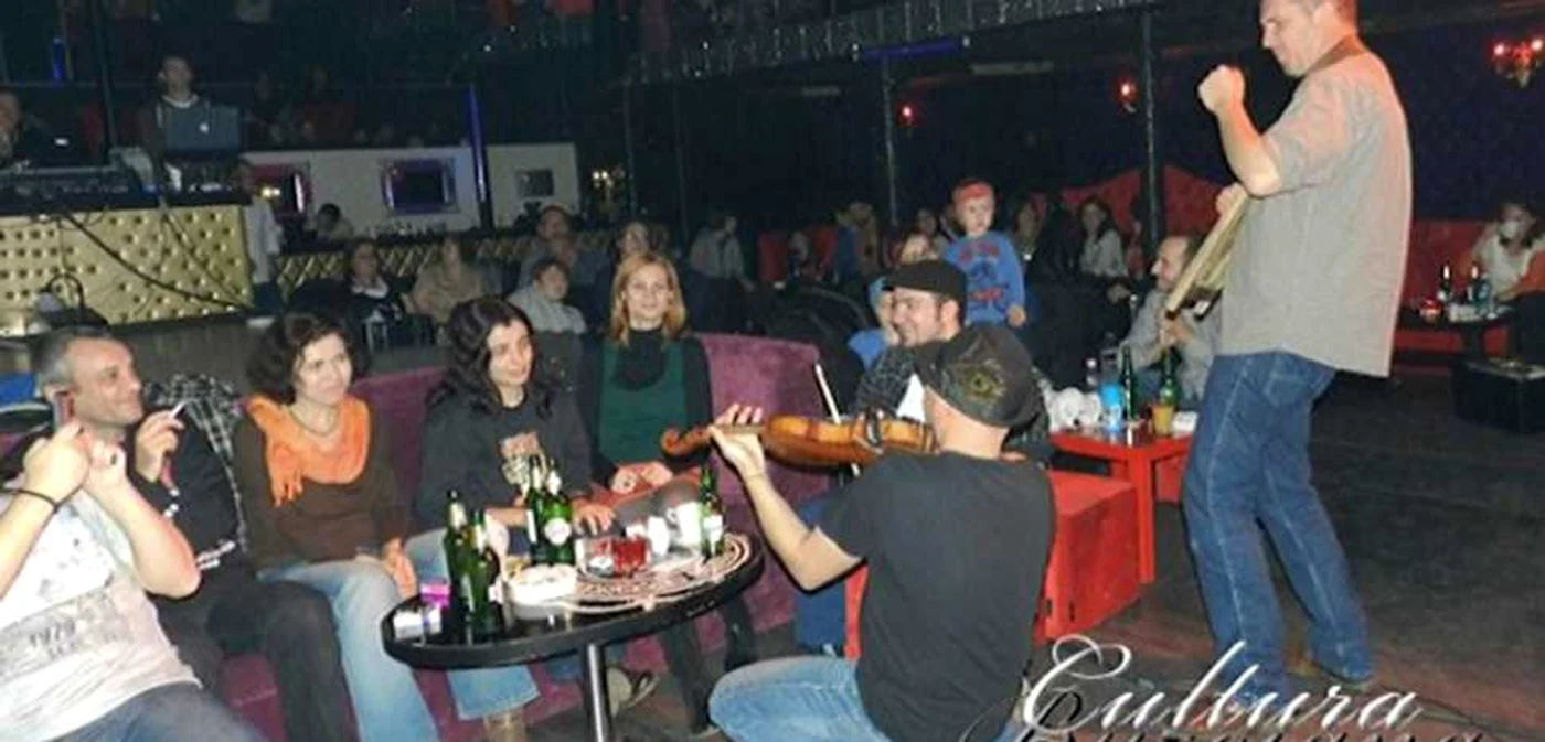 Rockerii clujeni s-au distrat împreună cu clienţii clubului                        FOTO Culturabuzoiana.ro