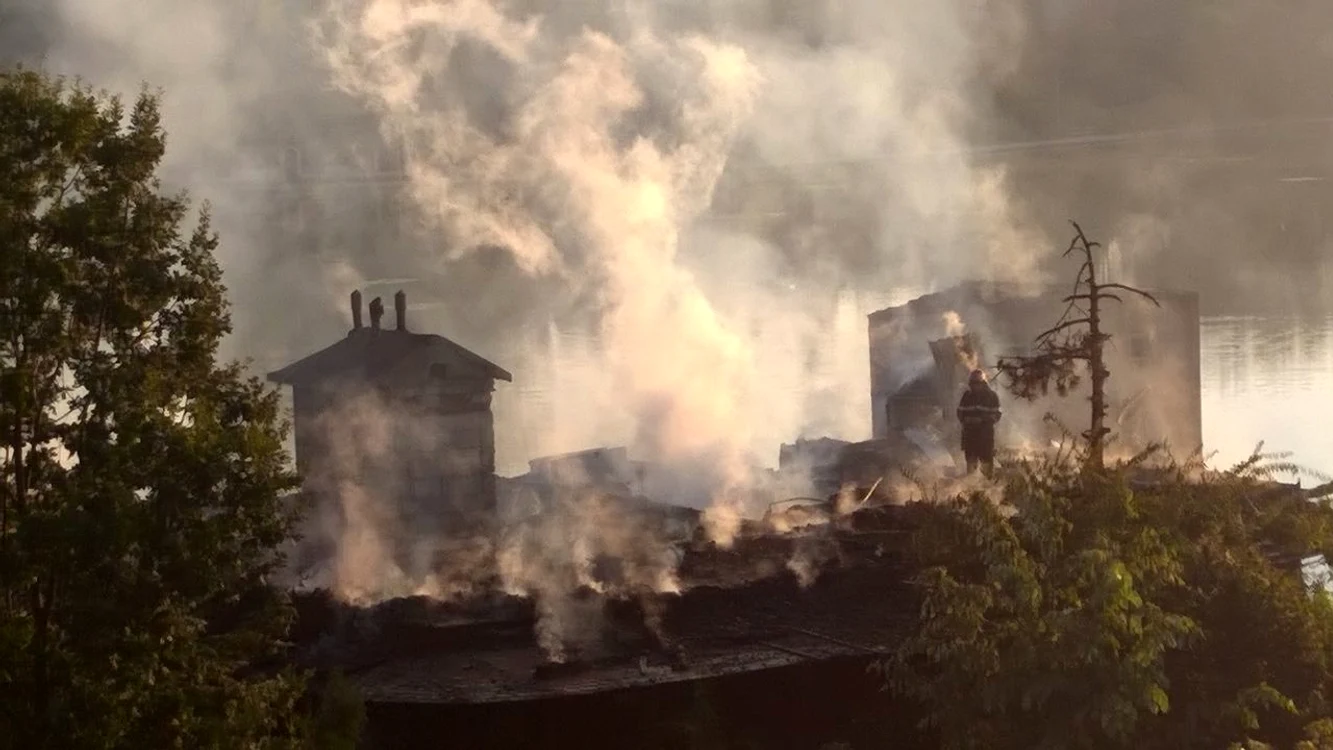 O anchetă va stabili cauza incendiului şi pagubele produse