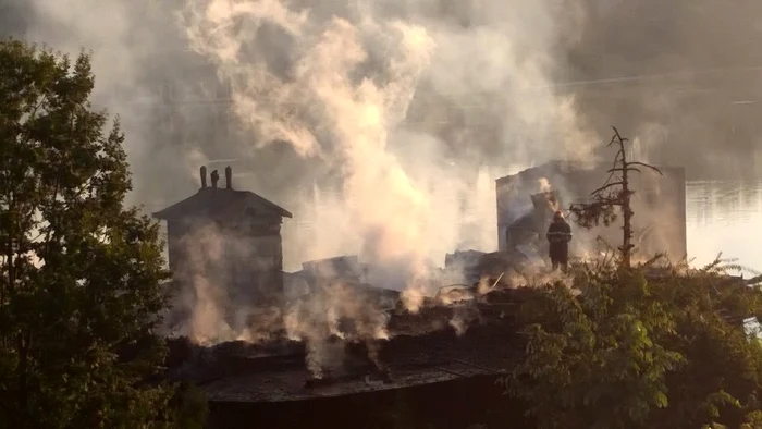 O anchetă va stabili cauza incendiului şi pagubele produse