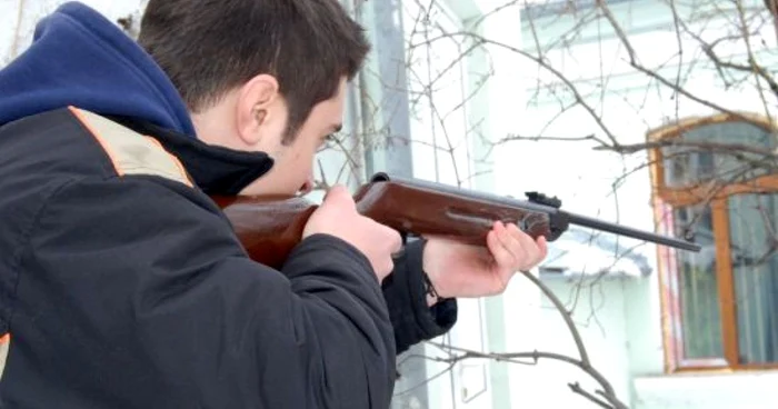 Pădurarul i-a ameninţat pe cei patru bărbaţi cu arma de vânătoare (foto arhivă)
