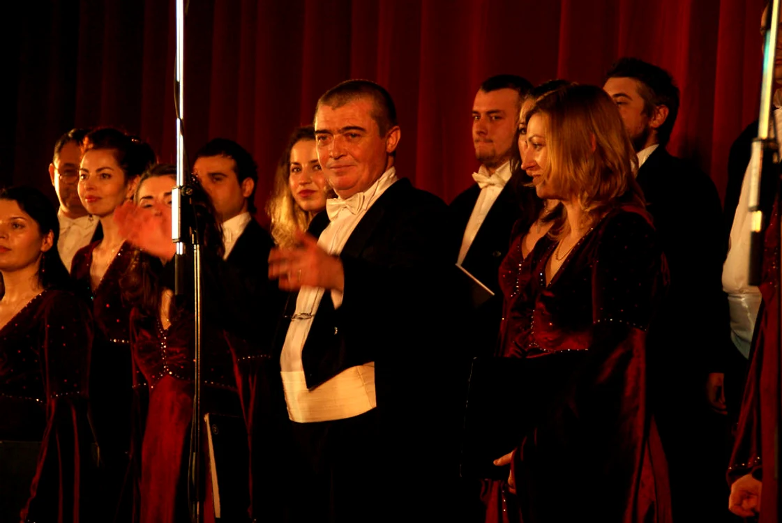Valeriu Gîdei alături de cor Foto: Bârfa de Iaşi